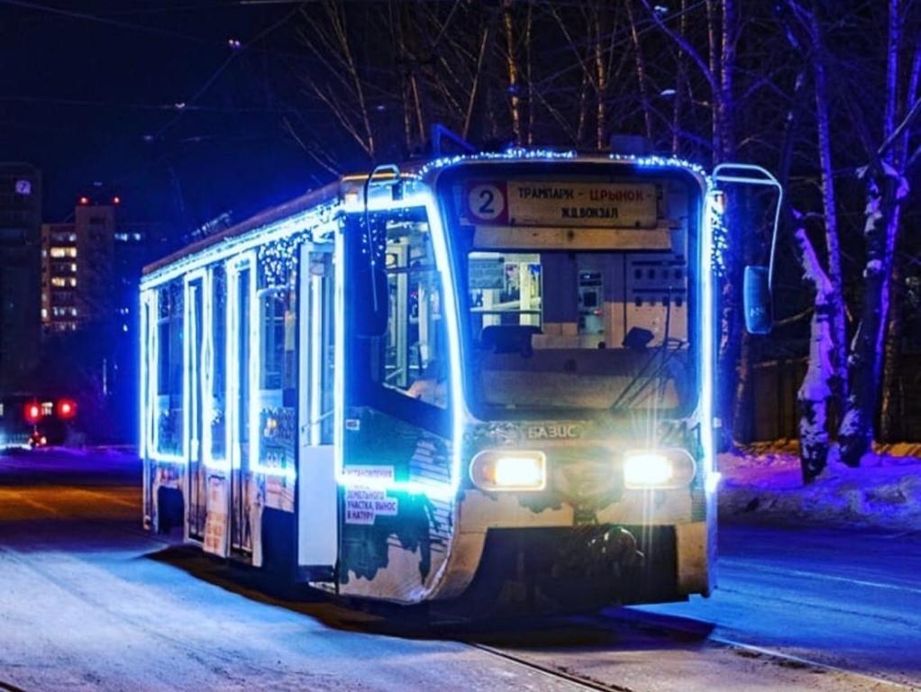 Накануне Нового года водители общественного транспорта в Иркутске преобразятся в Деда Мороза и Снегурочку