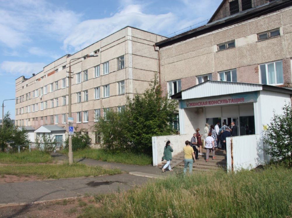 Игорь Кобзев провел выездное совещание по реконструкции Братского перинатального центра