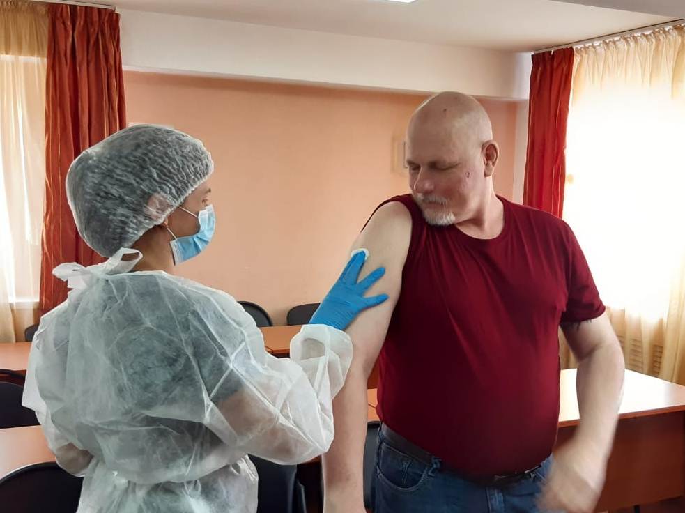На муниципальном предприятии Иркутска возобновили вакцинацию сотрудников