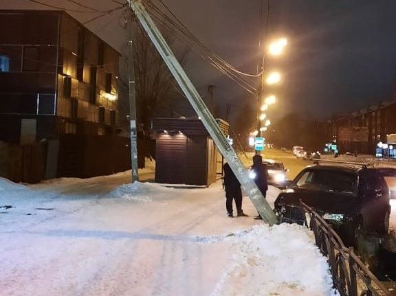 В Ленинском округе Иркутска восстанавливают опоры освещения, поврежденные в результате ДТП