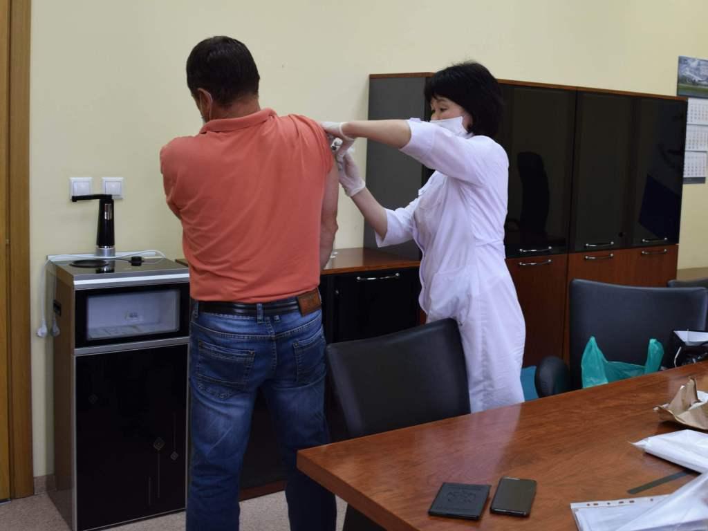 На Иркутском авиазаводе проходит вакцинация от COVID