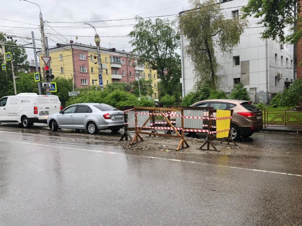 На месте провала на перекрестке Красноярской и Советской в Иркутске восстанавливают дорожное покрытие