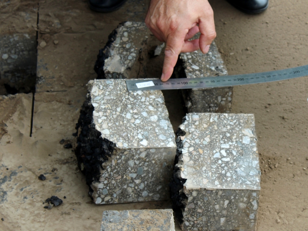 В Ангарске исследуют пробы образцов асфальта с отремонтированных дорог