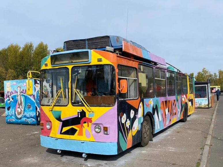 Художница из Санкт-Петербурга украсила иркутский троллейбус