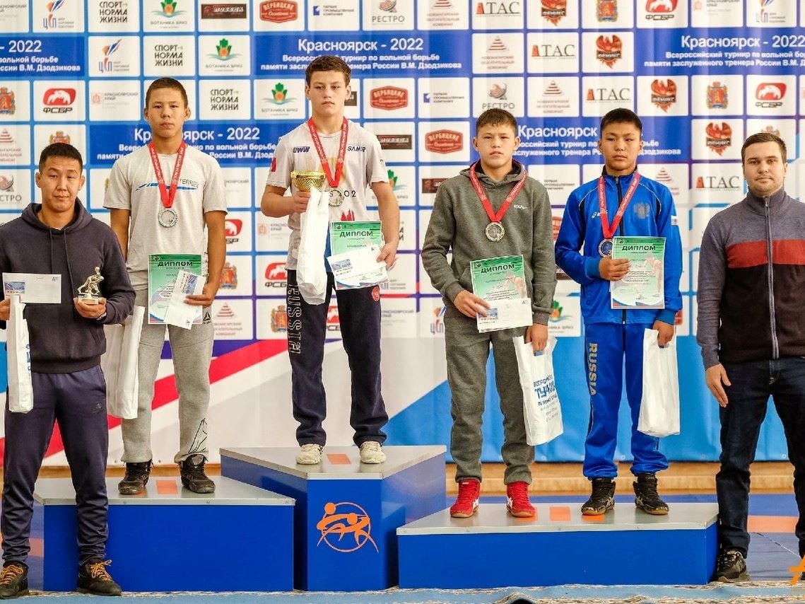 Шесть медалей завоевали борцы Иркутской области на всероссийских соревнованиях в Красноярске