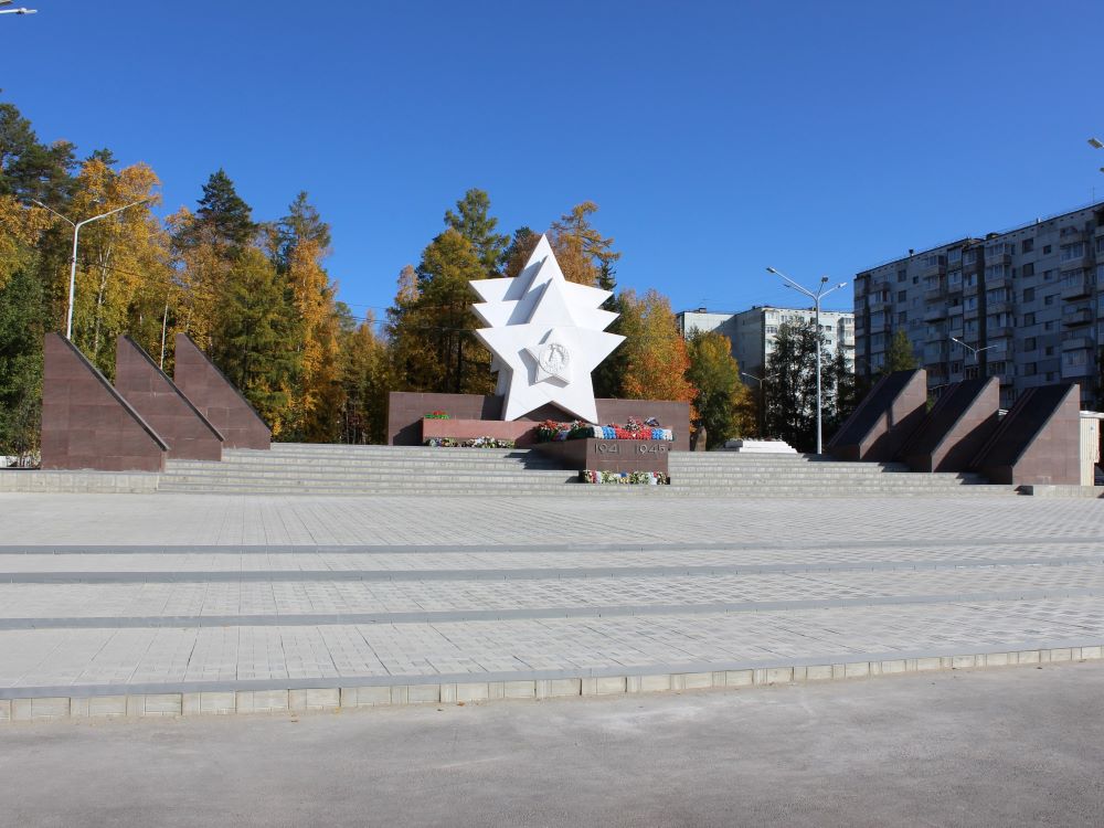 В Усть-Илимске завершился ремонт площадки у Памятного знака «Три звезды»