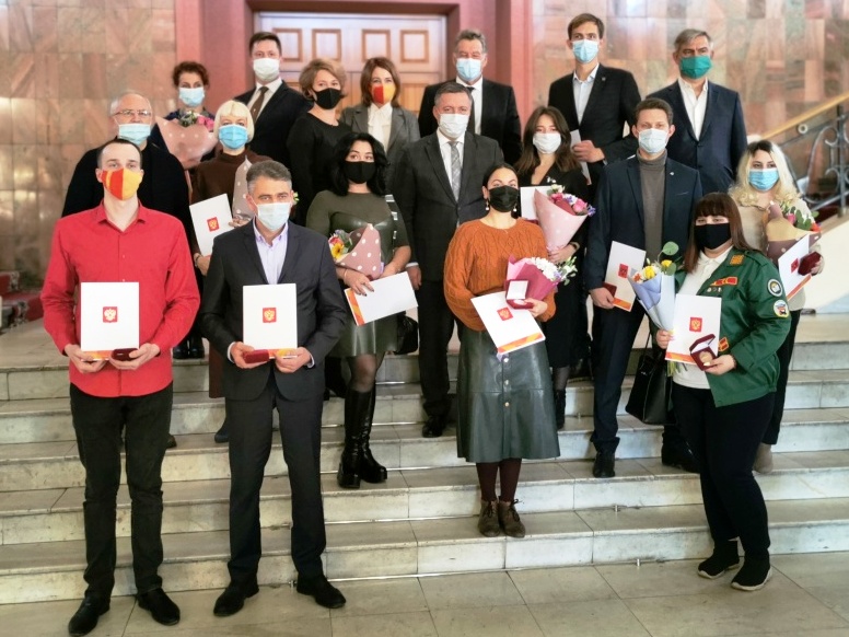 В Правительстве Иркутской области наградили участников Общероссийской акции взаимопомощи «#МыВместе»