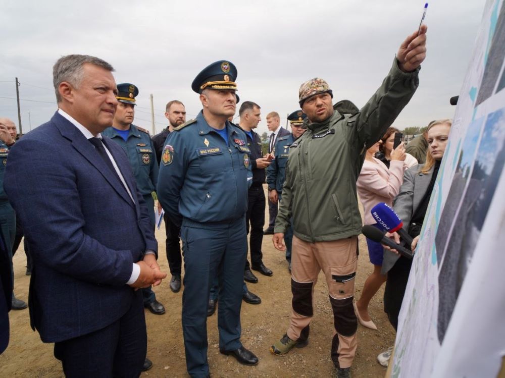 Глава МЧС России и Губернатор Иркутской области проверили ход строительства дамбы в Тулуне