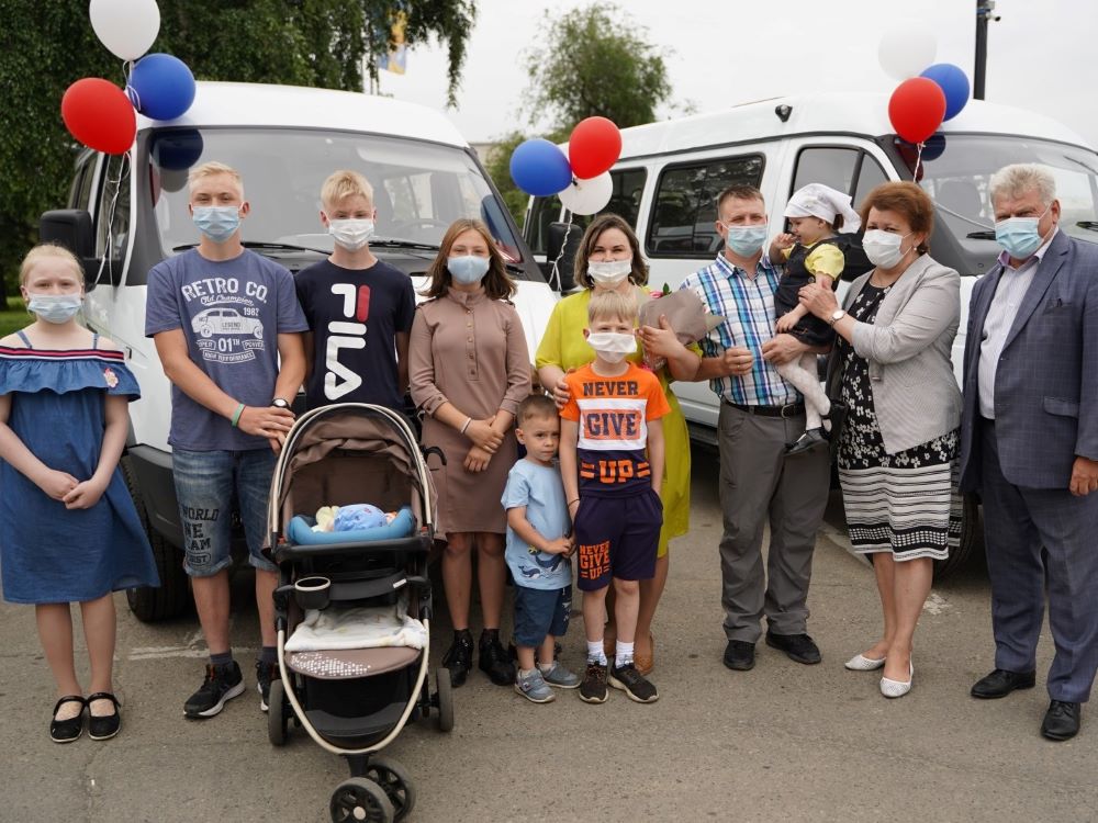 В Иркутской области восемь многодетных семей получили ключи от новых микроавтобусов