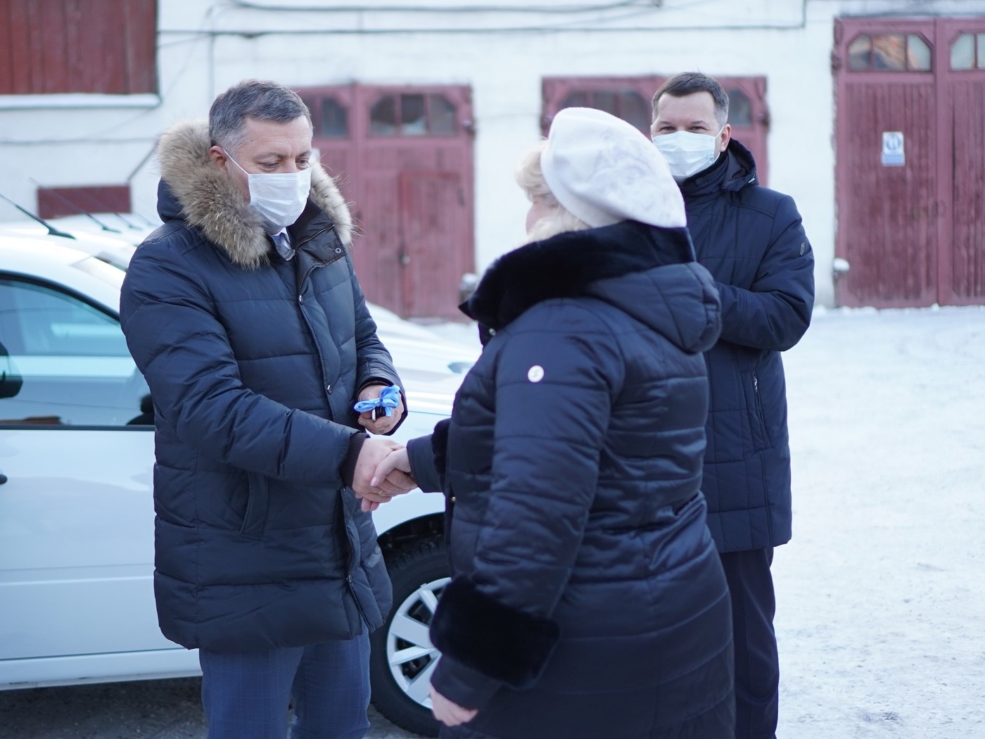 Игорь Кобзев передал автомобили медицинским учреждениям региона