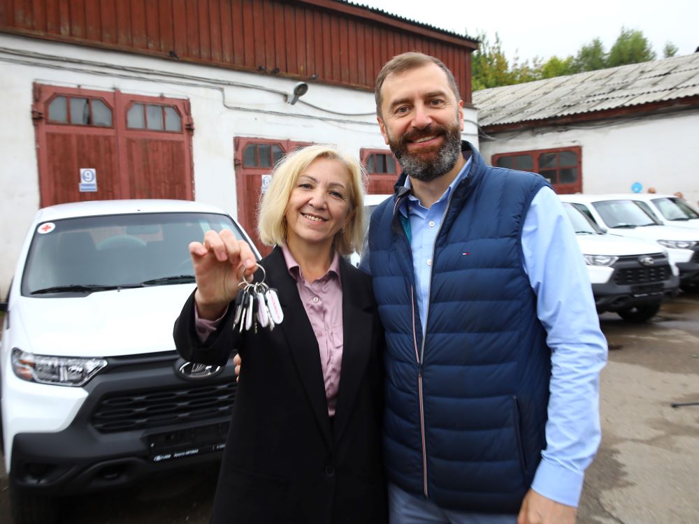 Губернатор области и спикер Заксобрания передали больницам новые автомобили