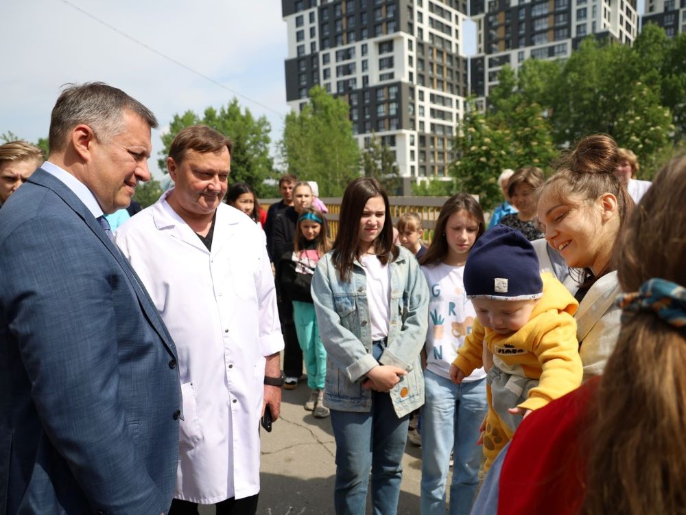 В День защиты детей Игорь Кобзев поздравил маленьких пациентов двух больниц