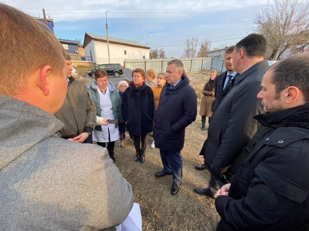 Игорь Кобзев посетил место строительства детской поликлиники на Синюшиной горе
