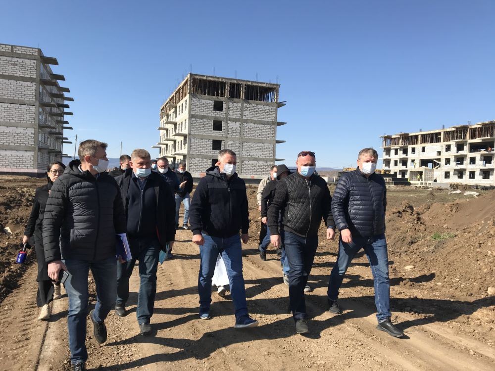 Игорь Кобзев проверил ход строительства жилья в микрорайоне «Восточный» Нижнеудинска