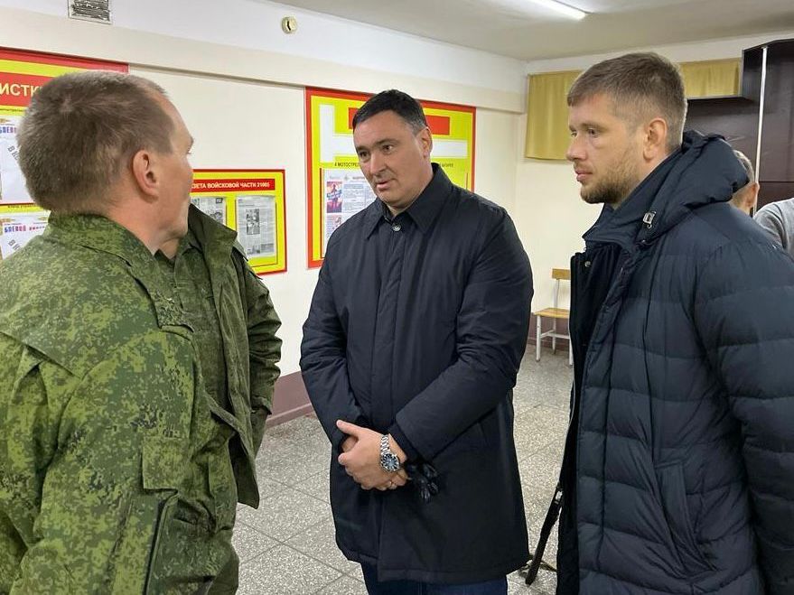 Мэр Руслан Болотов посетил мобилизованных иркутян в Кемеровской и Новосибирской областях