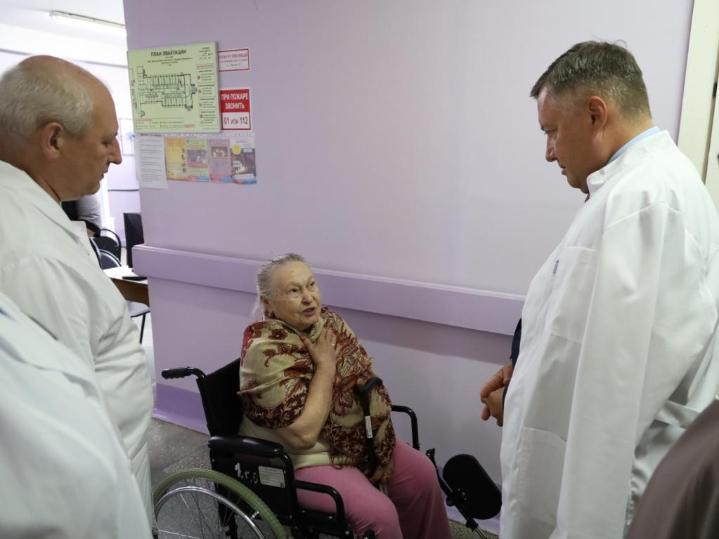 Игорь Кобзев поручил минздраву региона усилить профилактические медосмотры пожилых людей