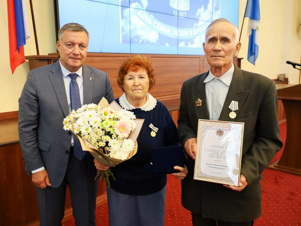 Губернатор вручил медали «За любовь и верность» парам, прожившим в браке более 25 лет