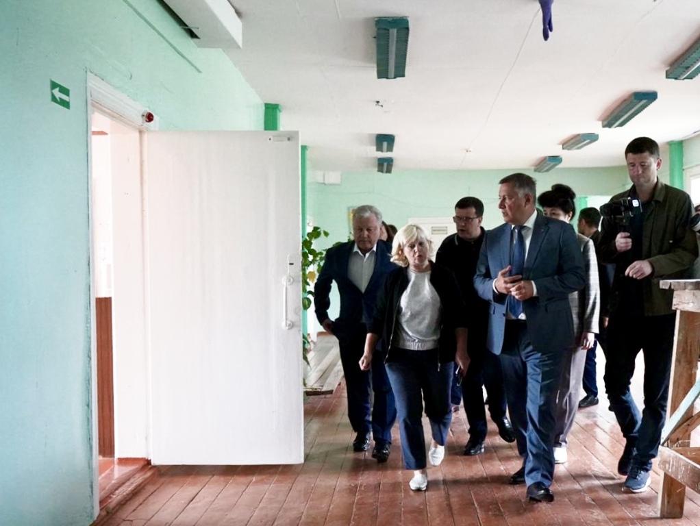 Игорь Кобзев посетил школу поселка Сухой