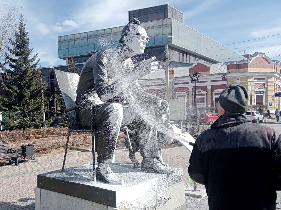 В Иркутске моют памятники и арт-объекты