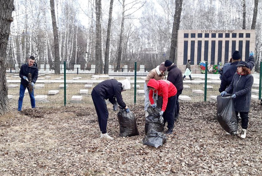 На территории Русско-Амурского мемориального комплекса в Иркутске провели субботник