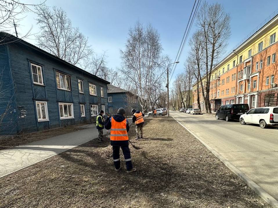 Тротуары и газоны в Иркутске продолжают очищать от листвы и мусора