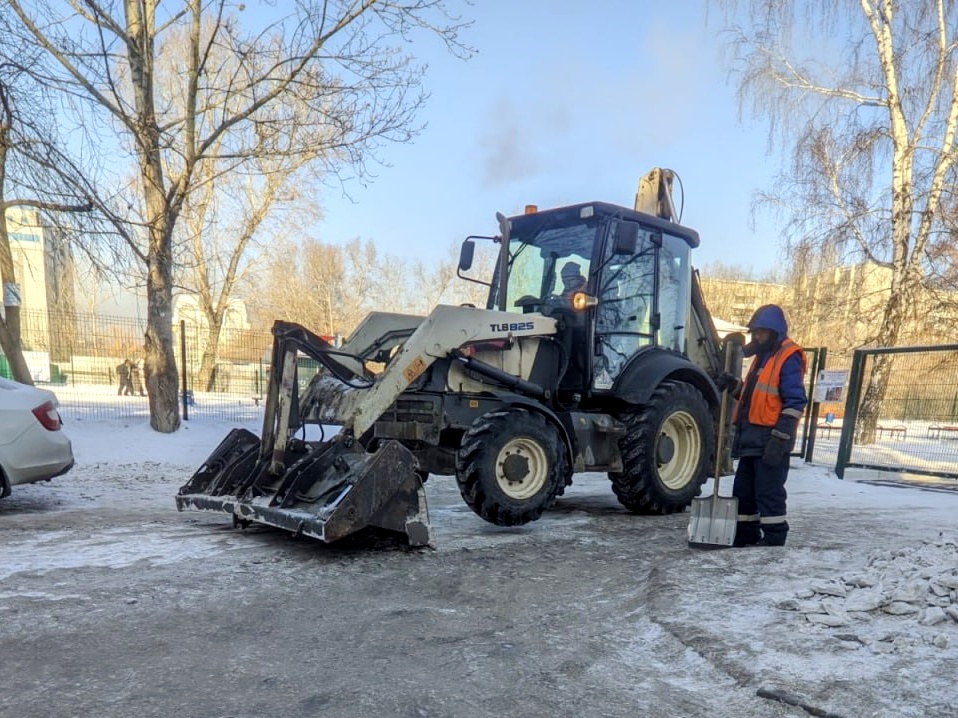 В Октябрьском округе Иркутска очистили от снега территории возле соцобъектов