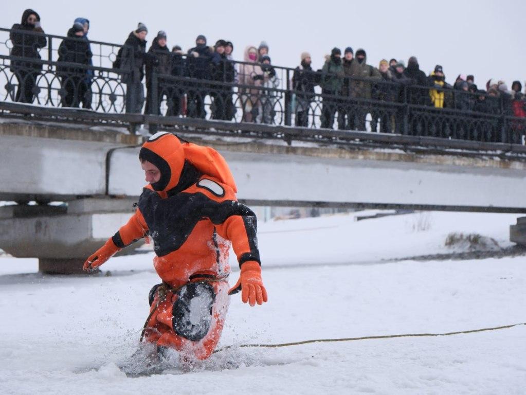 Сотрудники МКУ «Безопасный город» провели урок по спасению на льду для школьников из Иркутска