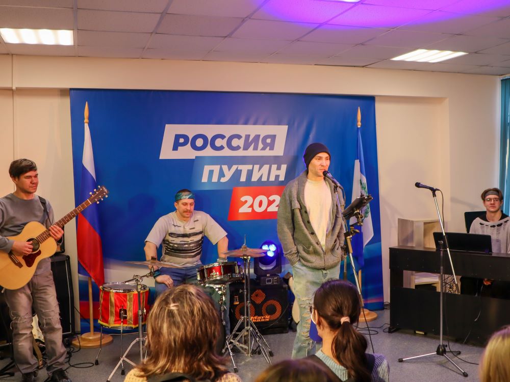Квартирник в честь дня рождения Высоцкого прошел в региональном избирательном штабе Владимира Путина
