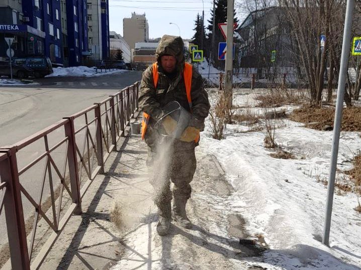 Противогололедную обработку тротуаров проводят во всех районах Иркутска