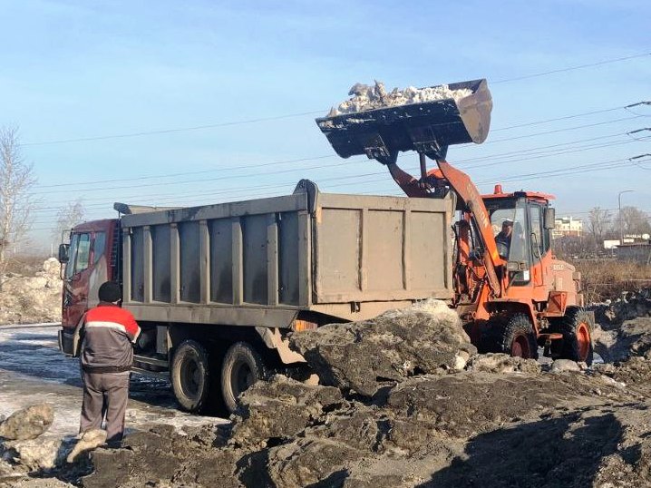 Организация, устроившая свалку снега вблизи Ушаковки, должна очистить берег до 27 марта