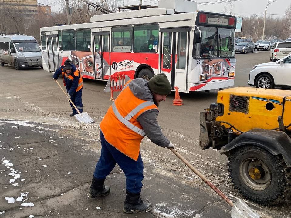 В Иркутске продолжают расчищать от снега тротуары и пешеходные зоны