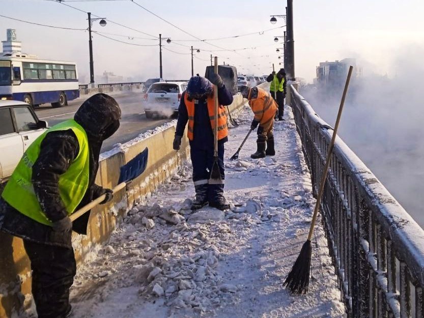 Дороги и пешеходные зоны Иркутска очищают от наледи