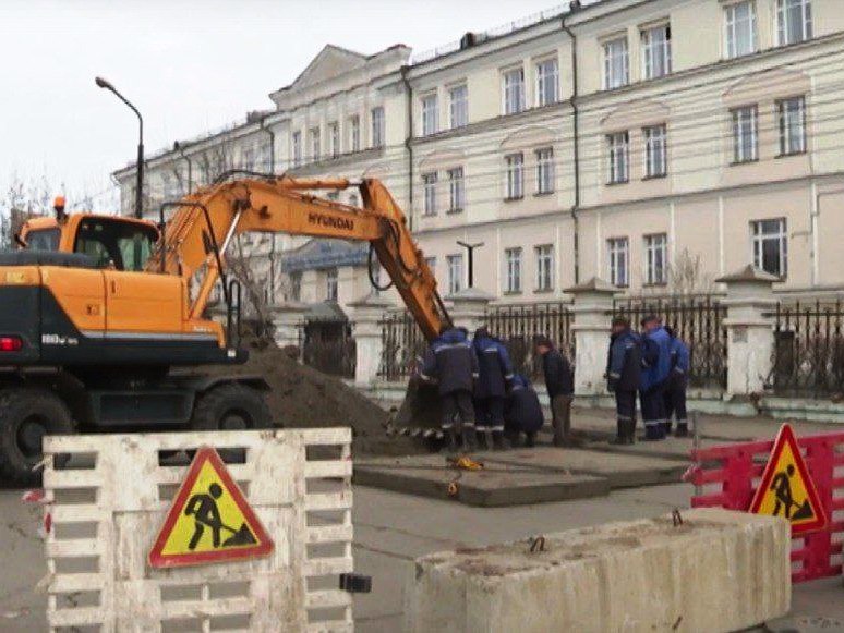 Сотрудники МУП «Водоканал» проводят замену аварийной трубы водоснабжения на бульваре Гагарина