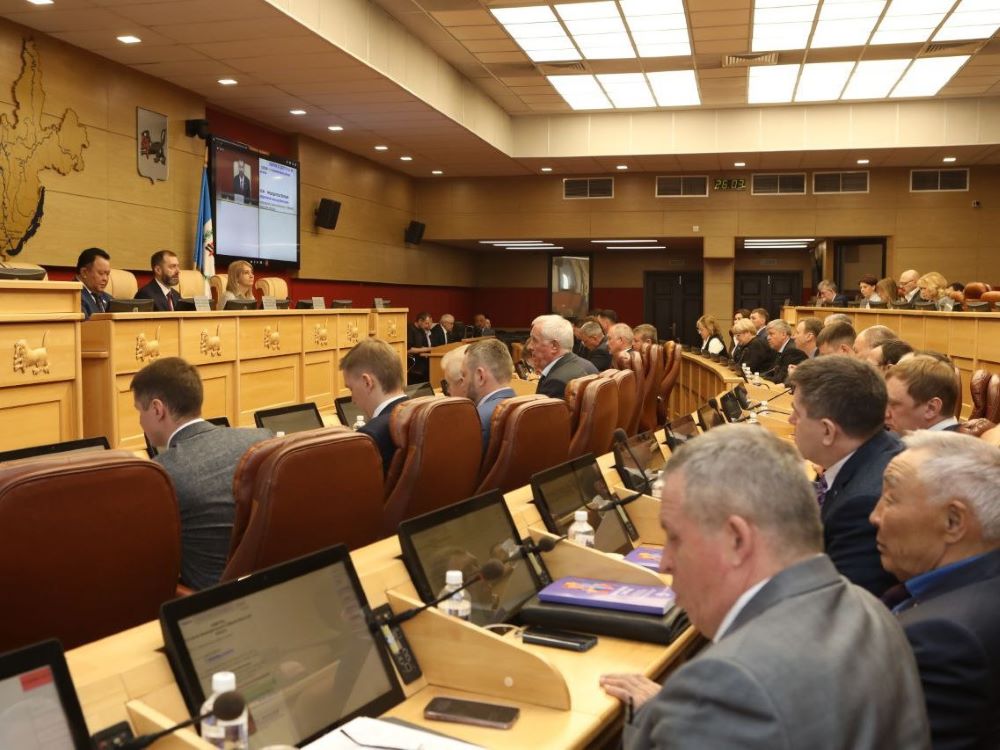 Девятая сессия Законодательного Собрания Иркутской области проходит под руководством Александра Ведерникова