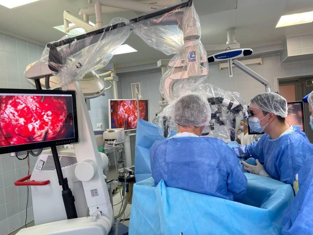 Нейрохирурги Иркутской областной больницы удалили опухоль головного мозга с помощью нового микроскопа