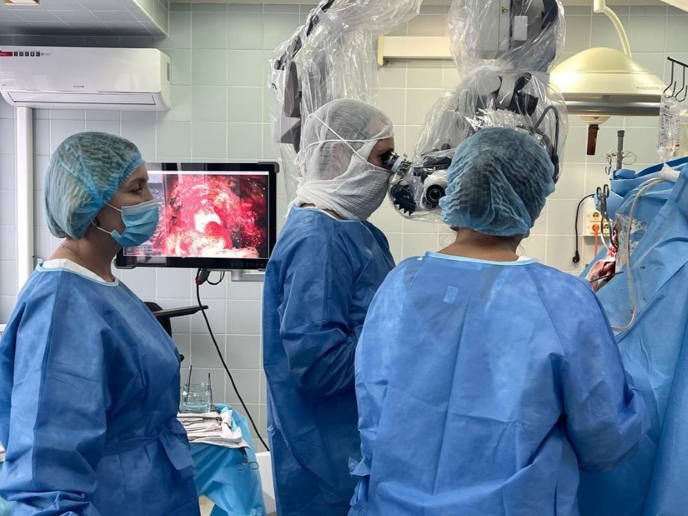 Нейрохирурги Иркутской областной больницы благодаря современному оборудованию выполняют уникальные операции