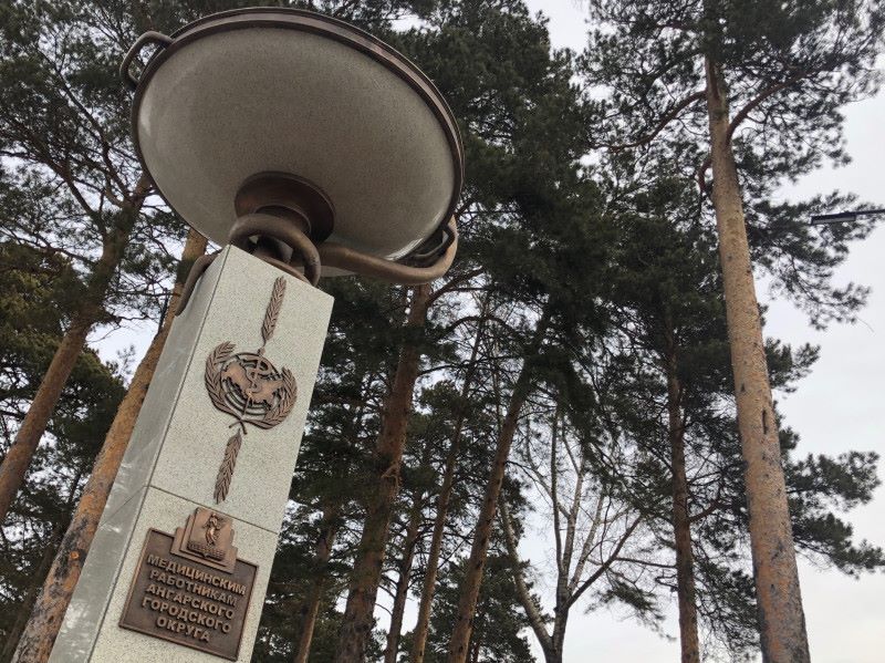 В Ангарске завершается благоустройство сквера у памятного знака медицинским работникам