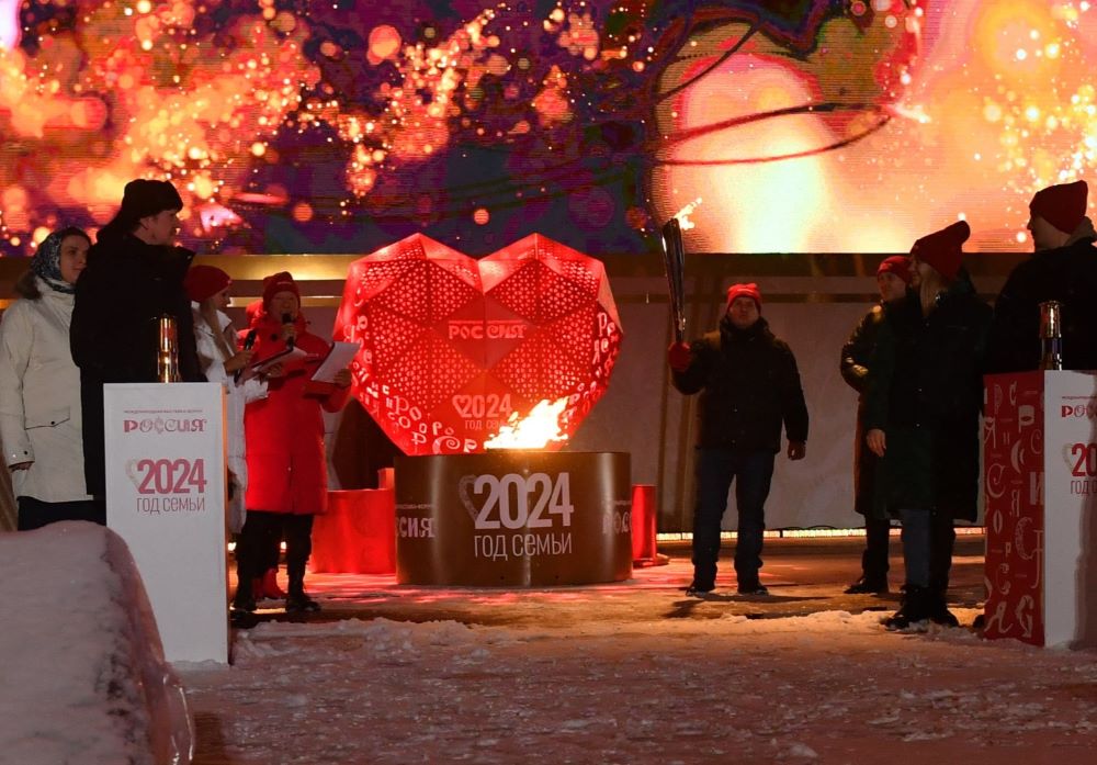 Молодожены из Ангарска приняли участие в церемонии зажжения Всероссийского семейного очага «Сердце России»
