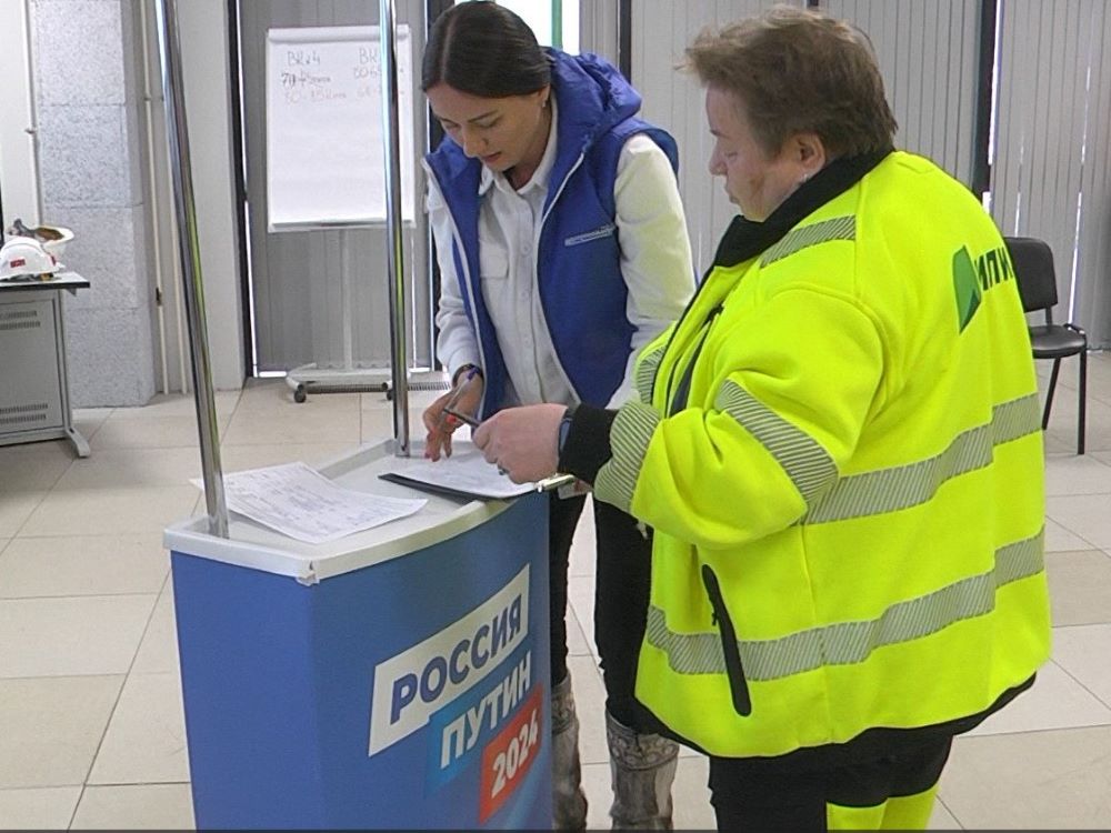 Работники Усть-Илимского целлюлозно-картонного комбината поставили подписи в поддержку Владимира Путина