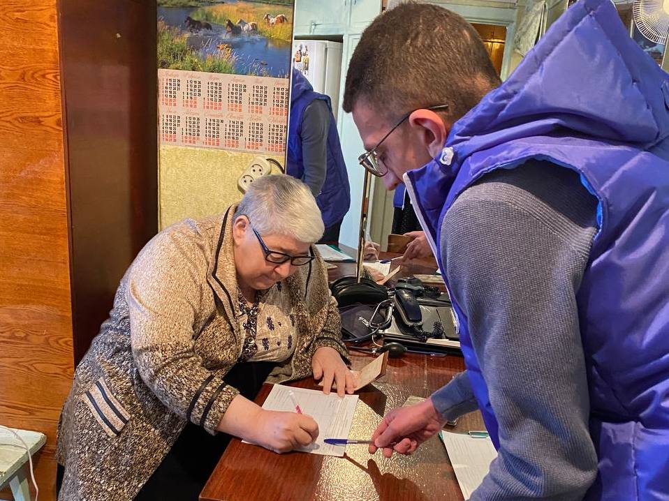 Надомный сбор подписей для маломобильных жителей организовали в Иркутской области