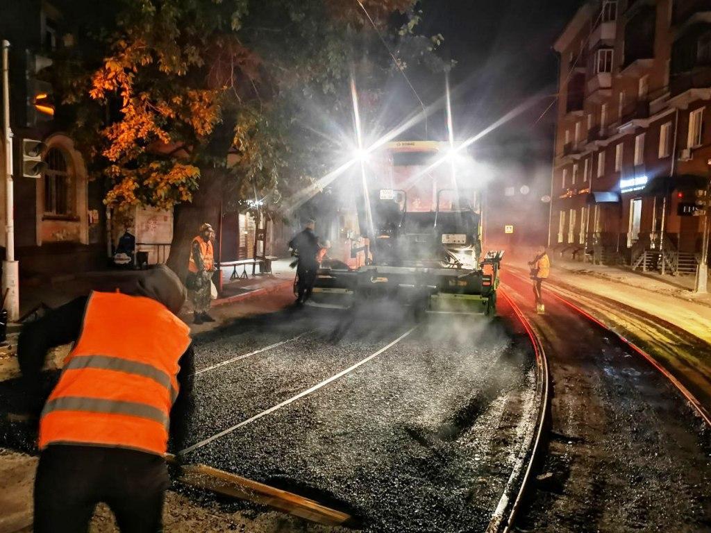 Ночью на улицах Ленина и Горького восстановили дорожное полотно вдоль трамвайных путей
