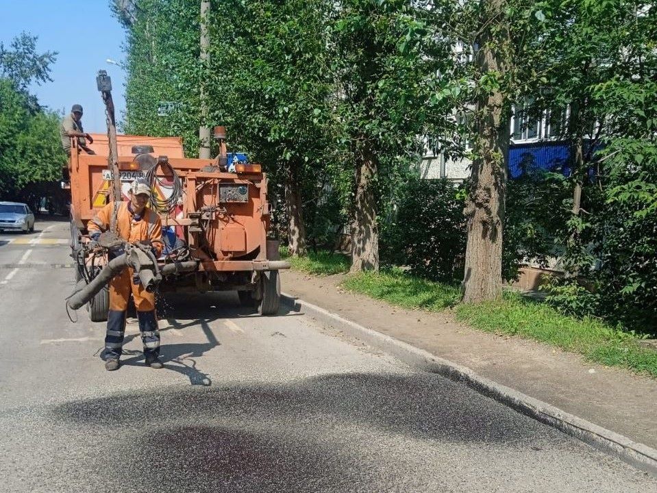 Дорожные рабочие в Иркутске продолжают устранять ямы