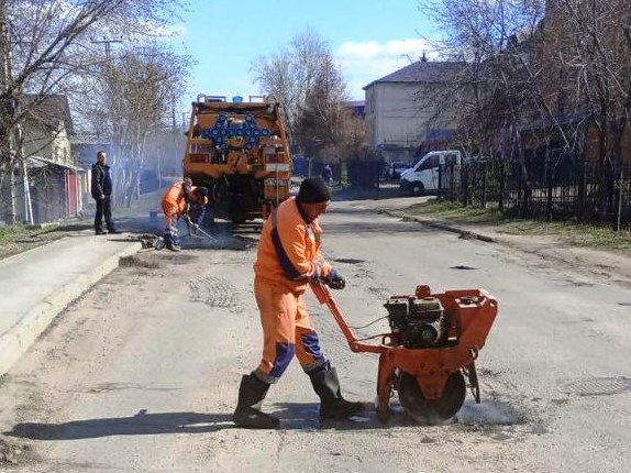 Во всех районах Иркутска устраняют повреждения на дорогах