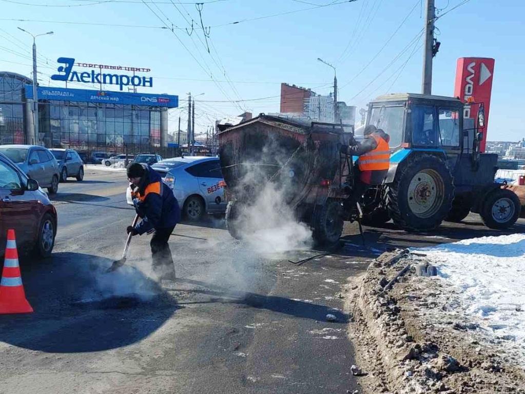 В Иркутске приступили к ямочному ремонту дорог