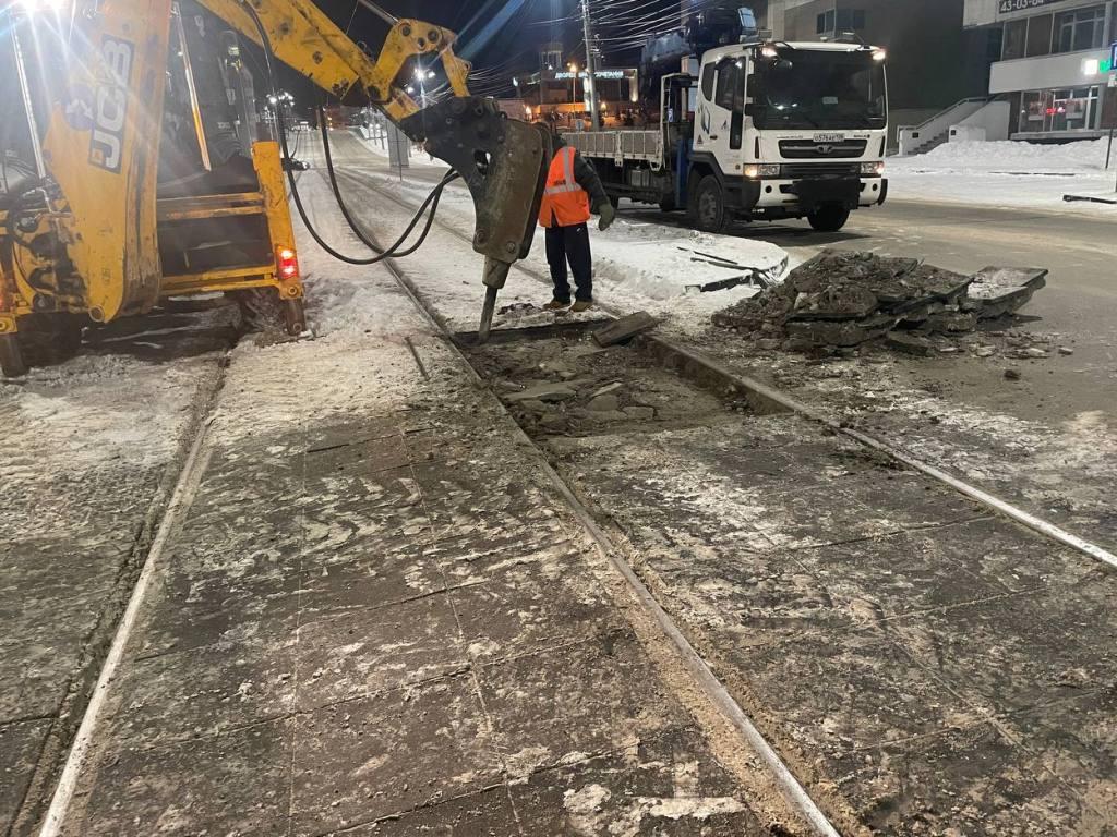 В Иркутске ведется замена бетонных плит на перекрестках с трамвайными путями