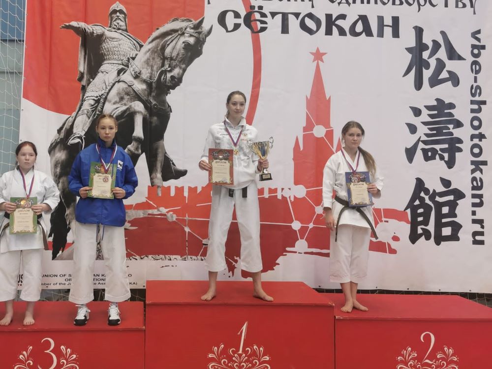Арина Коляда привезла две медали с всероссийских соревнований по восточному боевому единоборству