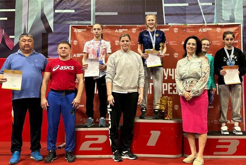 Александра и София Березовские завоевали золотую и бронзовую медали на первенстве России по вольной борьбе
