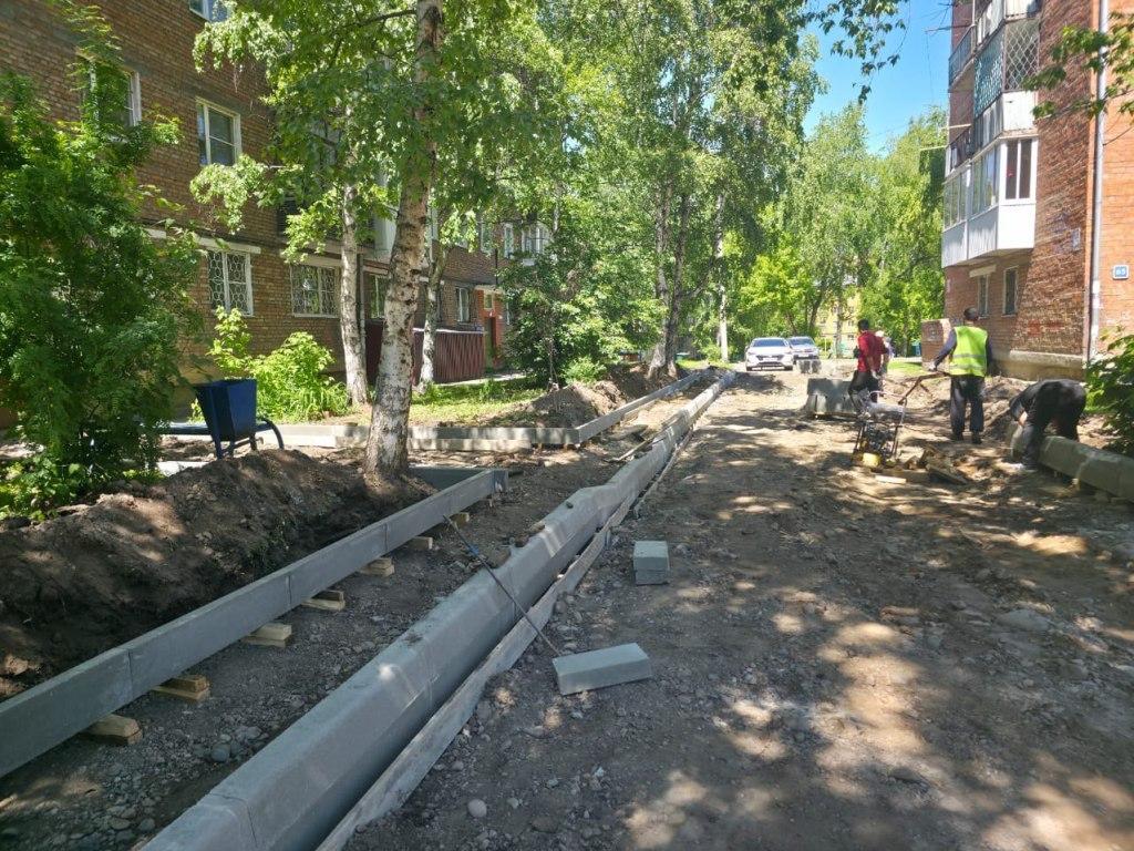 В Октябрьском округе Иркутска продолжается благоустройство дворов
