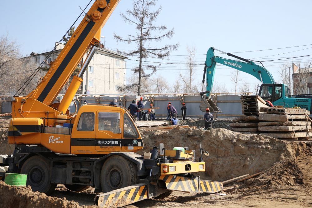 Игорь Кобзев ознакомился с ходом строительства детской поликлиники на бульваре Рябикова в Иркутске