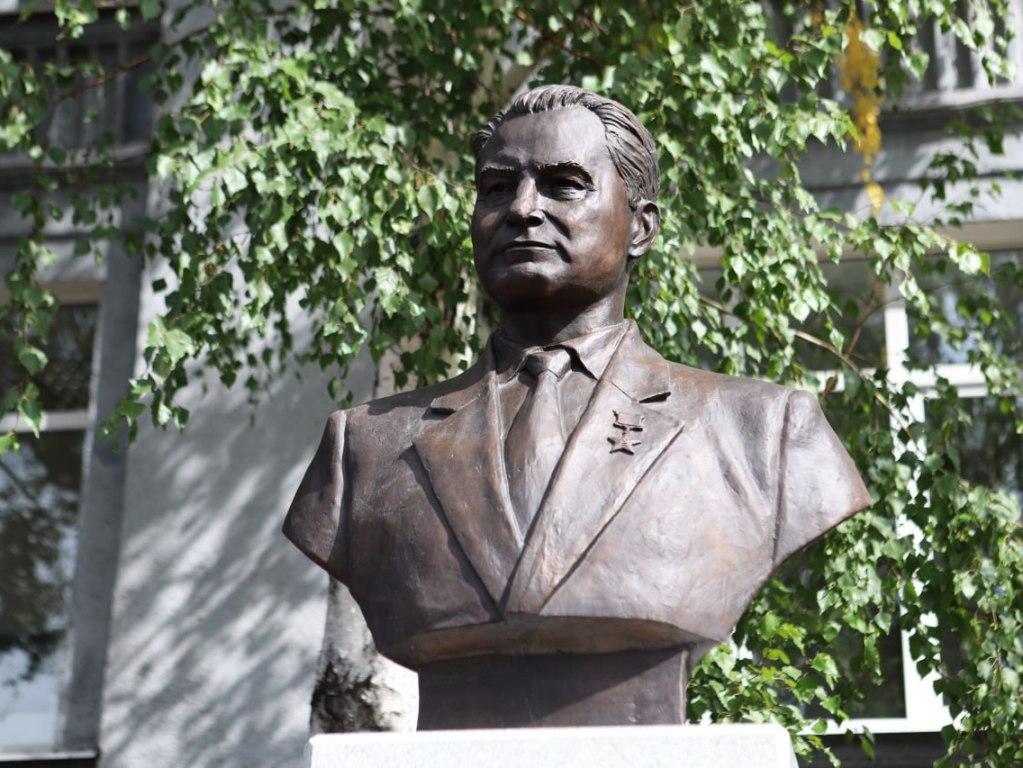 byust ezhevskogo ai
